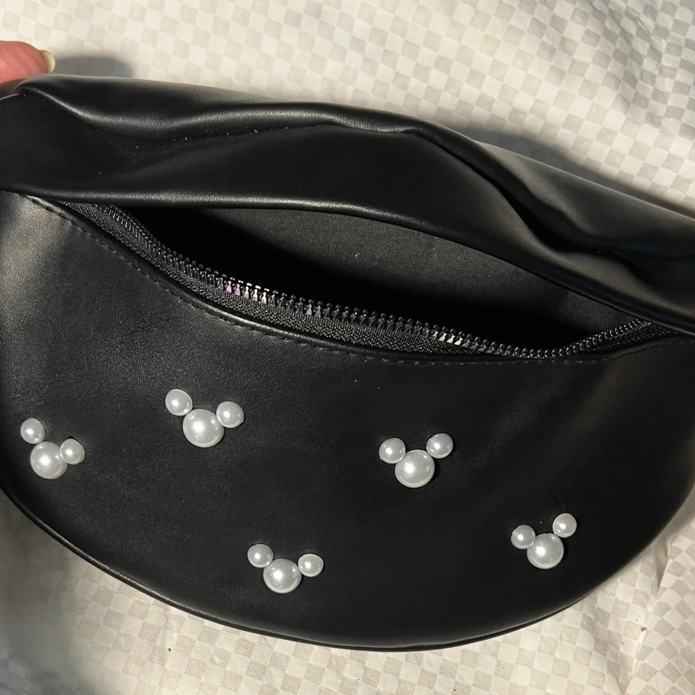 Chic Black Crossbody Bag with Pearl Details - Picture 3 of 4